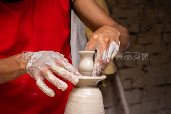 在rquira LOC市的一家传统工厂里,男子在陶器轮上做陶瓷制品